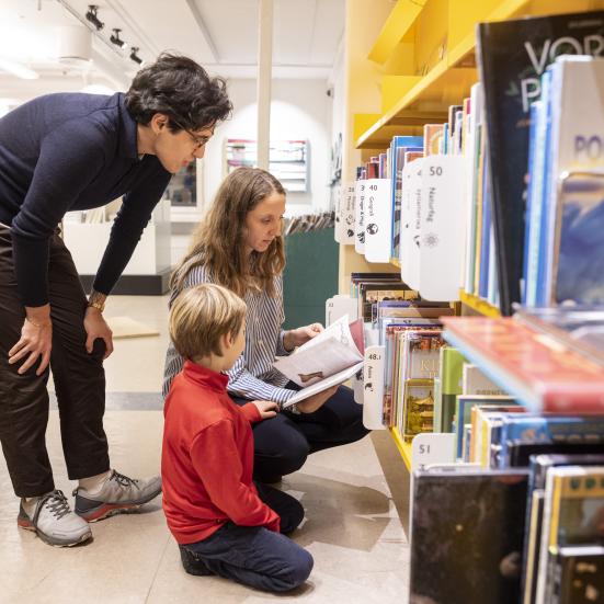 Familie på biblioteket