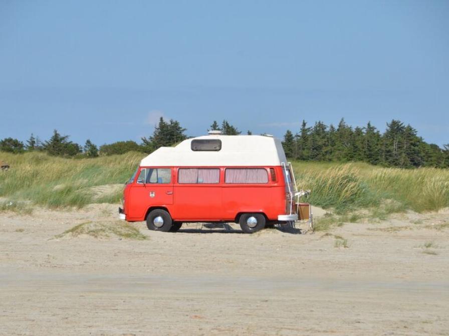 Et billede af en campervogn på stranden